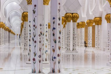 Abu Dabi, Birleşik Arap Emirlikleri 'ndeki Şeyh Zayed Büyük Camii' nin gizli örgütü..