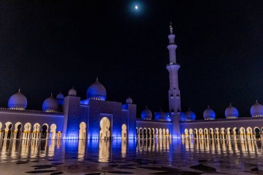 Abu Dabi, Birleşik Arap Emirlikleri 'ndeki Şeyh Zayed Büyük Camii' nin avlusunun gece manzarası..