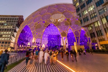 DUBAI, BAE - 29 Ekim 2021: Dubai, Birleşik Arap Emirlikleri 'nde Al Wasl Plaza' nın kubbesinde uzay roketi gösterisi.