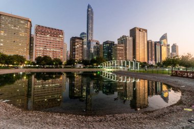 Abu Dabi Göl Parkı 'ndan ufuk çizgisi, Birleşik Arap Emirlikleri.