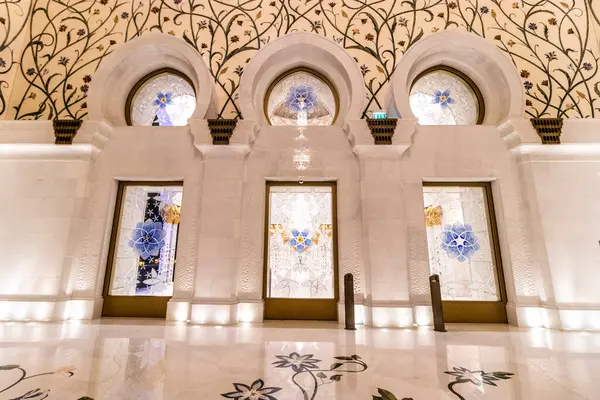 ABU DHABI, BAE - 17 Ekim 2021: Abu Dabi, Birleşik Arap Emirlikleri 'ndeki Şeyh Zayed Büyük Camii' nin girişi.