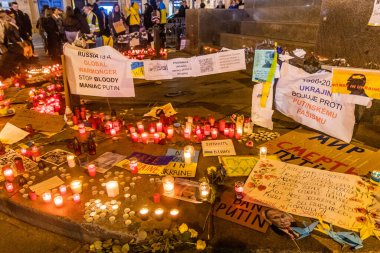 PRAG, CZECH Cumhuriyet - 27 Şubat 2022: Rusya 'nın Ukrayna, Çek Cumhuriyeti' ni işgalini protesto etmek amacıyla Prag 'daki Wenceslas Meydanı' nda mumlar yakıldı.
