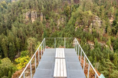Çek Cumhuriyeti 'nin İsviçre Ulusal Parkı' ndaki Falkenstejn şatosundaki gözlem platformu yıkıntısı
