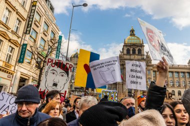 PRAG, CZECH Cumhuriyet - 27 Şubat 2022: Çek Cumhuriyeti 'nin Prag kentindeki Wenceslas Meydanı' nda Rusya 'nın Ukrayna' yı işgalini protesto.