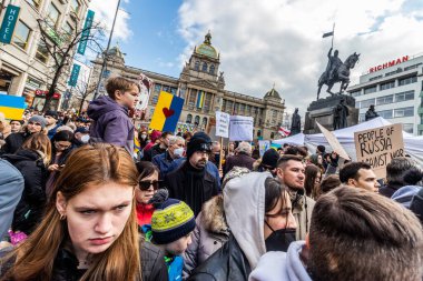 PRAG, CZECH Cumhuriyet - 27 Şubat 2022: Çek Cumhuriyeti 'nin Prag kentindeki Wenceslas Meydanı' nda Rusya 'nın Ukrayna' yı işgalini protesto.