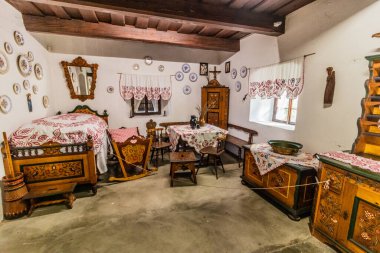 PREROV, CZECH REPUBLIC - 14 Haziran 2022: Çek Cumhuriyeti 'nin Prerov kentindeki Polabske nrodopisne müzesinde (Polabske nrodopisne mezarı) eski bir evin içi.