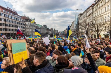 PRAG, CZECH Cumhuriyet - 27 Şubat 2022: Çek Cumhuriyeti 'nin Prag kentindeki Wenceslas Meydanı' nda Rusya 'nın Ukrayna' yı işgalini protesto.