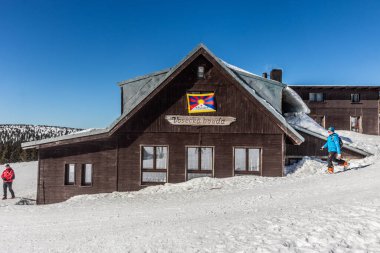 KRKONOSE, CZECH Cumhuriyet - 13 Mart 2022: Krkonose 'deki Vosecka bouda dağ kulübesi, Çek Cumhuriyeti
