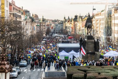 PRAG, CZECH Cumhuriyet - 27 Şubat 2022: Çek Cumhuriyeti 'nin Prag kentindeki Wenceslas Meydanı' nda Rusya 'nın Ukrayna' yı işgalini protesto.