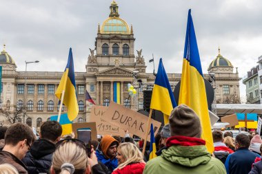PRAG, CZECH Cumhuriyet - 27 Şubat 2022: Rusya 'nın Prag, Çek Cumhuriyeti' ndeki Ukrayna işgalini protesto.