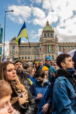 PRAG, CZECH Cumhuriyet - 27 Şubat 2022: Çek Cumhuriyeti 'nin Prag kentindeki Wenceslas Meydanı' nda Rusya 'nın Ukrayna' yı işgalini protesto.