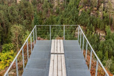 Çek Cumhuriyeti 'nin İsviçre Ulusal Parkı' ndaki Falkenstejn şatosundaki gözlem platformu yıkıntısı