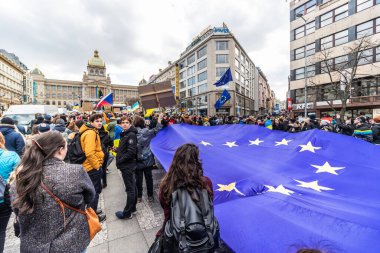 PRAG, CZECH Cumhuriyet - 27 Şubat 2022: Rusya 'nın Prag, Çek Cumhuriyeti' ndeki Ukrayna işgalini protesto.