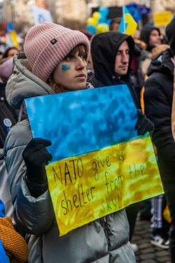 PRAG, CZECH Cumhuriyet - 27 Şubat 2022: Çek Cumhuriyeti 'nin Prag kentindeki Wenceslas Meydanı' nda Rusya 'nın Ukrayna' yı işgaline karşı düzenlenen protestonun katılımcısı.
