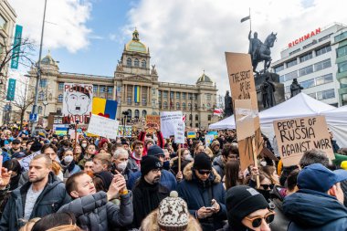 PRAG, CZECH Cumhuriyet - 27 Şubat 2022: Çek Cumhuriyeti 'nin Prag kentindeki Wenceslas Meydanı' nda Rusya 'nın Ukrayna' yı işgalini protesto.