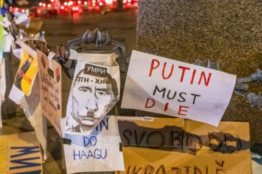 PRAG, CZECH Cumhuriyet - 27 Şubat 2022: Rusya 'nın Ukrayna, Çek Cumhuriyeti' ni işgalini protesto etmek amacıyla Prag 'daki Wenceslas Meydanı' nda mumlar yakıldı.