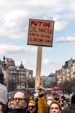 PRAG, CZECH Cumhuriyet - 27 Şubat 2022: Rusya 'nın Prag, Çek Cumhuriyeti' ndeki Ukrayna işgalini protesto. Posterde Putin 'in Nazi olduğu yazıyor.