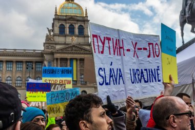 PRAG, CZECH Cumhuriyet - 27 Şubat 2022: Çek Cumhuriyeti 'nin Prag kentindeki Wenceslas Meydanı' nda Rusya 'nın Ukrayna' yı işgalini protesto. Posterde Ukrayna 'ya Zafer.