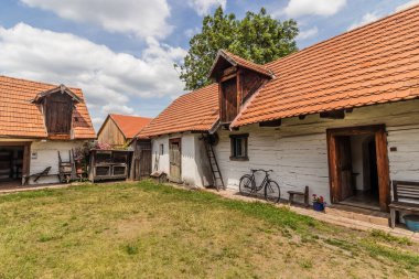 Çek Cumhuriyeti 'nin Prerov kentindeki açık hava müzesinde (Polabske nrodopisne türbesi) eski evler.