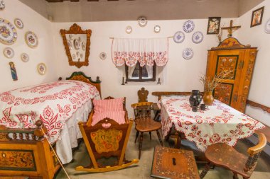 PREROV, CZECH REPUBLIC - 14 Haziran 2022: Çek Cumhuriyeti 'nin Prerov kentindeki Polabske nrodopisne müzesinde (Polabske nrodopisne mezarı) eski bir evin içi.