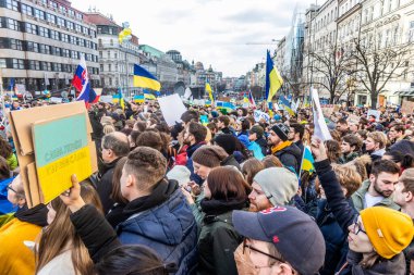 PRAG, CZECH Cumhuriyet - 27 Şubat 2022: Çek Cumhuriyeti 'nin Prag kentindeki Wenceslas Meydanı' nda Rusya 'nın Ukrayna' yı işgalini protesto.