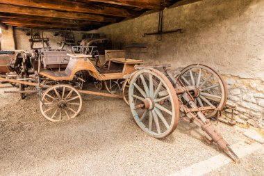 PREROV, CZECH REPUBLIC - 14 Haziran 2022: Çek Cumhuriyeti 'nin Prerov kentindeki Polabske nrodopisne müzesinde eski tarım ekipmanları.