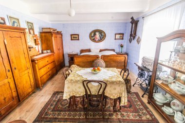 PREROV, CZECH REPUBLIC - 14 Haziran 2022: Çek Cumhuriyeti 'nin Prerov kentindeki Polabske nrodopisne müzesinde (Polabske nrodopisne mezarı) eski bir evin içi.