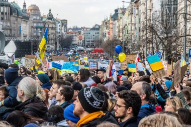 PRAG, CZECH Cumhuriyet - 27 Şubat 2022: Çek Cumhuriyeti 'nin Prag kentindeki Wenceslas Meydanı' nda Rusya 'nın Ukrayna' yı işgalini protesto.