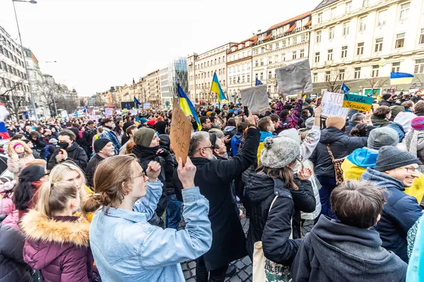 PRAG, CZECH Cumhuriyet - 27 Şubat 2022: Çek Cumhuriyeti 'nin Prag kentindeki Wenceslas Meydanı' nda Rusya 'nın Ukrayna' yı işgalini protesto.