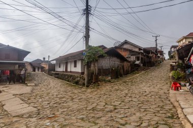 Phongsali 'de kaldırımlı sokaklar, Laos