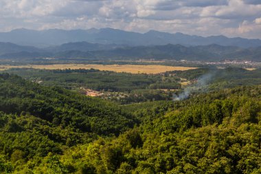 Luang Namtha kasabası yakınlarındaki tepe manzarası, Laos