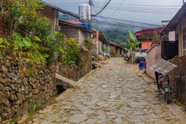 Phongsali, Laos 'taki kaldırımlı sokak.