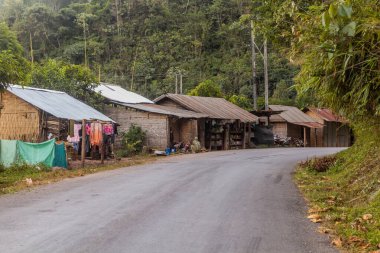 Luang Namtha yakınlarındaki yol kenarı köyü, Laos