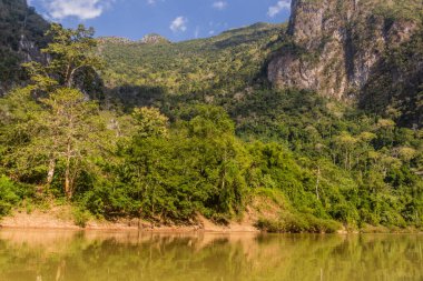 Nam Ou nehri Muang Ngoi Neua köyü yakınlarında, Laos.