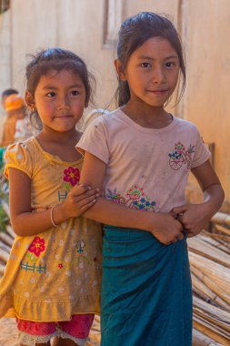 DONKHOUN, LAOS - 27 Kasım 2019: Donkhoun 'daki Çocuklar (Done Khoun) Nong Khiaw, Laos