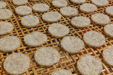 Laos 'taki Muang Ngoi Neua köyünde pirinç kekleri kurutuluyor..