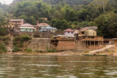 Laos 'un Phongsali ilindeki Hat Sa köyünün manzarası