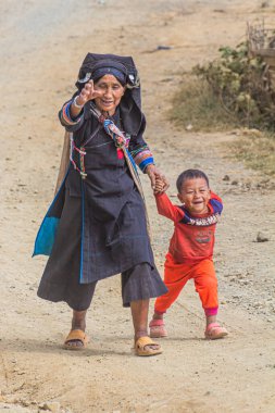 SAMARKISay, LAOS - 22 Kasım 2019: Laos 'un Samarkisay köyündeki geleneksel kıyafetleriyle Akha etnik kökenli kadın