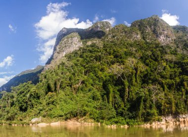 Muang Ngoi Neua köyü yakınlarındaki Nam Ou nehrinin Rocky sahili, Laos.