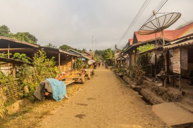 MUANG NGOI NEUA, LAOS - 25 Kasım 2019: Muang Ngoi Neua Köyü, Laos.