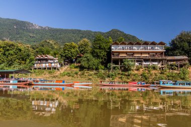 Nam Ou nehrinden Muang Ngoi Neua köyü, Laos.