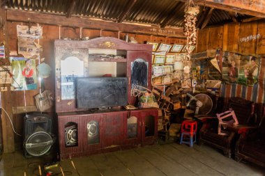 SAMARKISay, LAOS - 22 Kasım 2019: Laos 'un Phongsali ilindeki Samarkisay köyünde bir evin içi