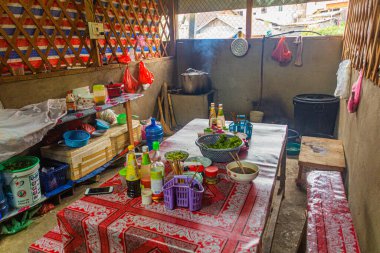 PHONGSALI, LAOS - 21 Kasım 2019: Phongsali, Laos 'taki bir pazarda küçük bir lokanta