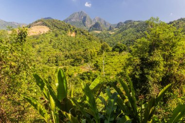 Nong Khiaw, Laos yakınlarındaki Donkhoun (Done Khoun) köyünün manzarası
