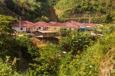 Nam Ou yakınlarındaki işçi köyü 5 baraj, Laos