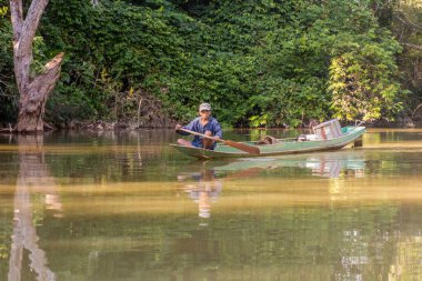 NONG KHIAW, LAOS - 27 Kasım 2019: Nong Khiaw, Laos yakınlarındaki Nam Ou nehrinde bir teknede köylü