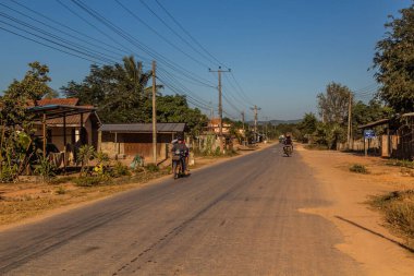 MUANG ŞARKI, LAOS - 17 Kasım 2019: Muang Sing, Laos 'ta bir caddenin görüntüsü