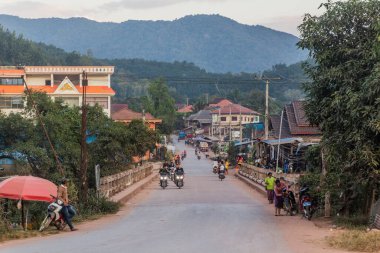 BOUNTAI, LAOS - 20 Kasım 2019: Bountai, Laos 'ta bir cadde manzarası