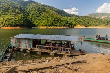 NAM OU, LAOS - 23 Kasım 2019: Nam Ou 5 rezervuarında yüzen restoran, Laos