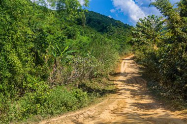 Laos 'taki Muang Ngoi Neua köyü yakınlarındaki kırsal yol..